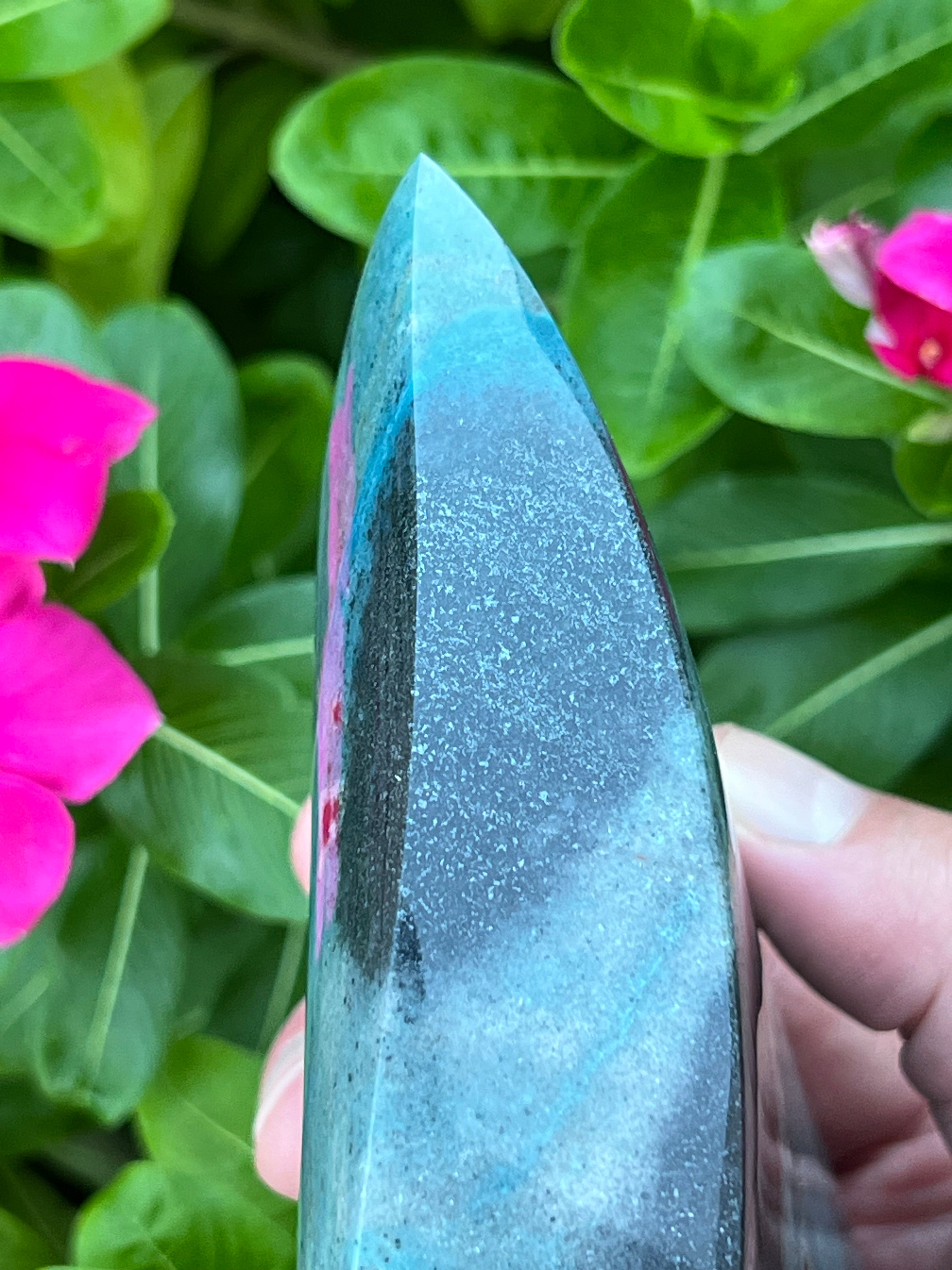 Sculpted beautifully, the source for this quality Trolleite Flame is Serra da Vereda, Boquira, Bahia, Brazil.