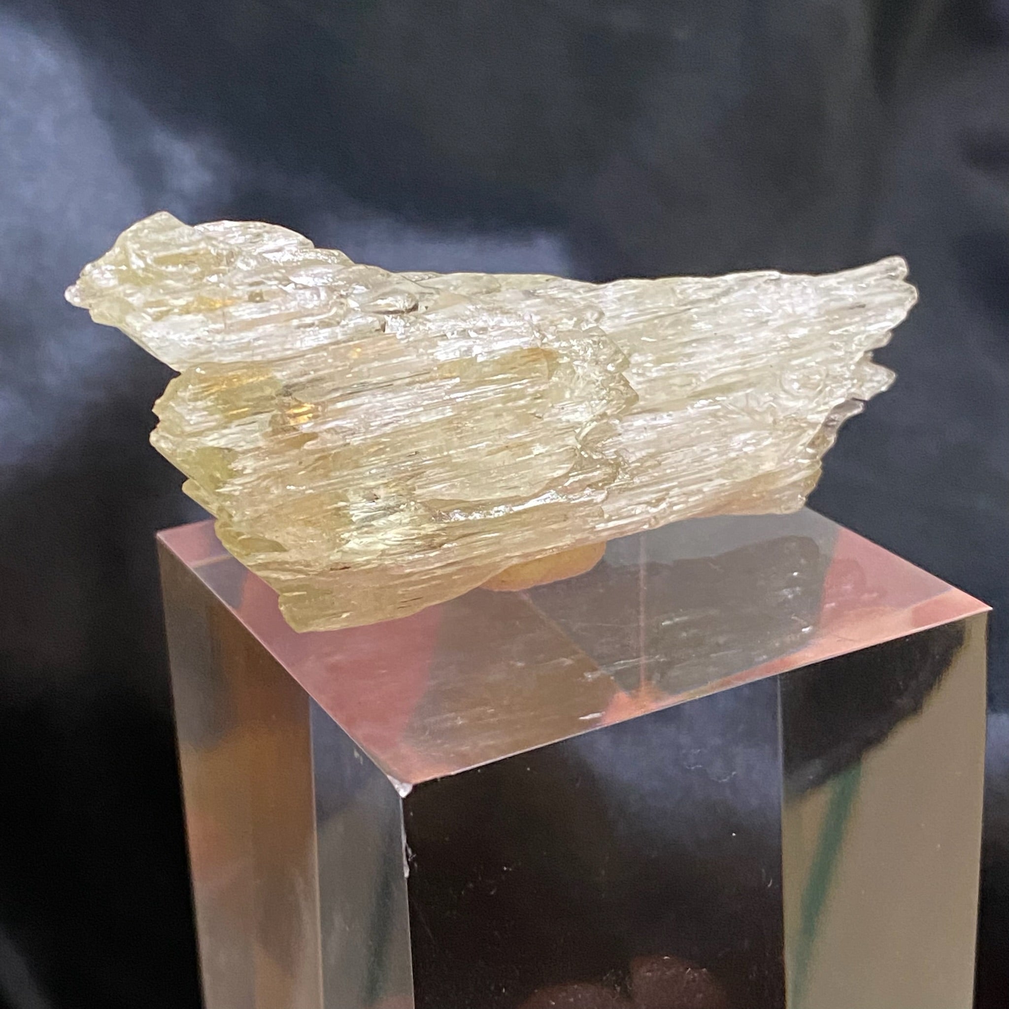 This Spodumene var. Kunzite / Hiddenite specimen is terminated, in some places presents with double termination and is self healed.