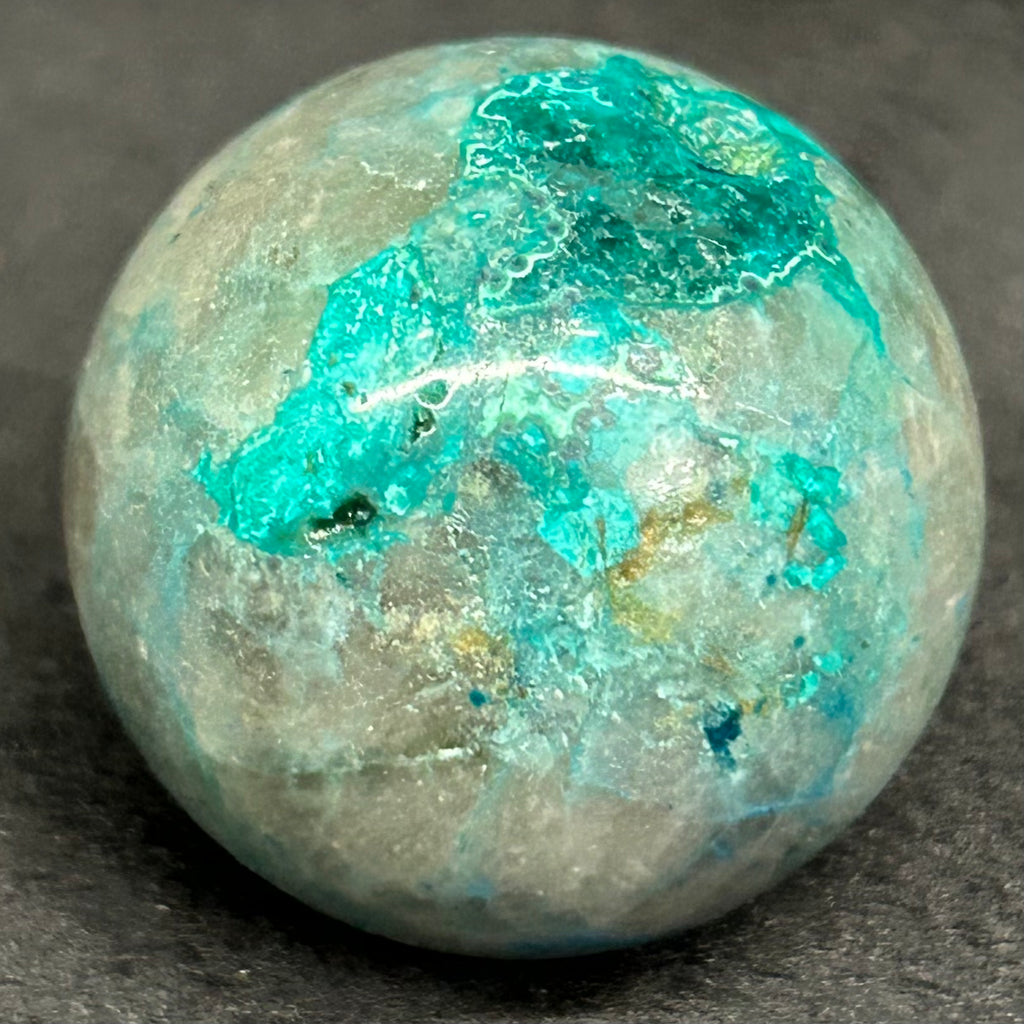 Chrysocolla, Shattuckite, Azurite, Dioptase, Malachite, Cuprite, Hematite, and Quartz.