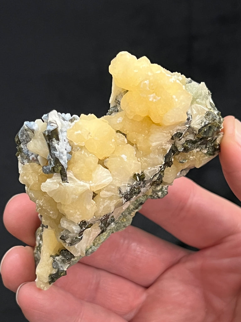 As evident from this specimen, the Stilbite from this location, though having a fanning structure with pearly luster, exhibits in ball-like globular clusters. Source: Songounikoura, Diakon, Arrondissement of Diakon, Bafoulabe' Cercle, Kayes Region, Mali.
