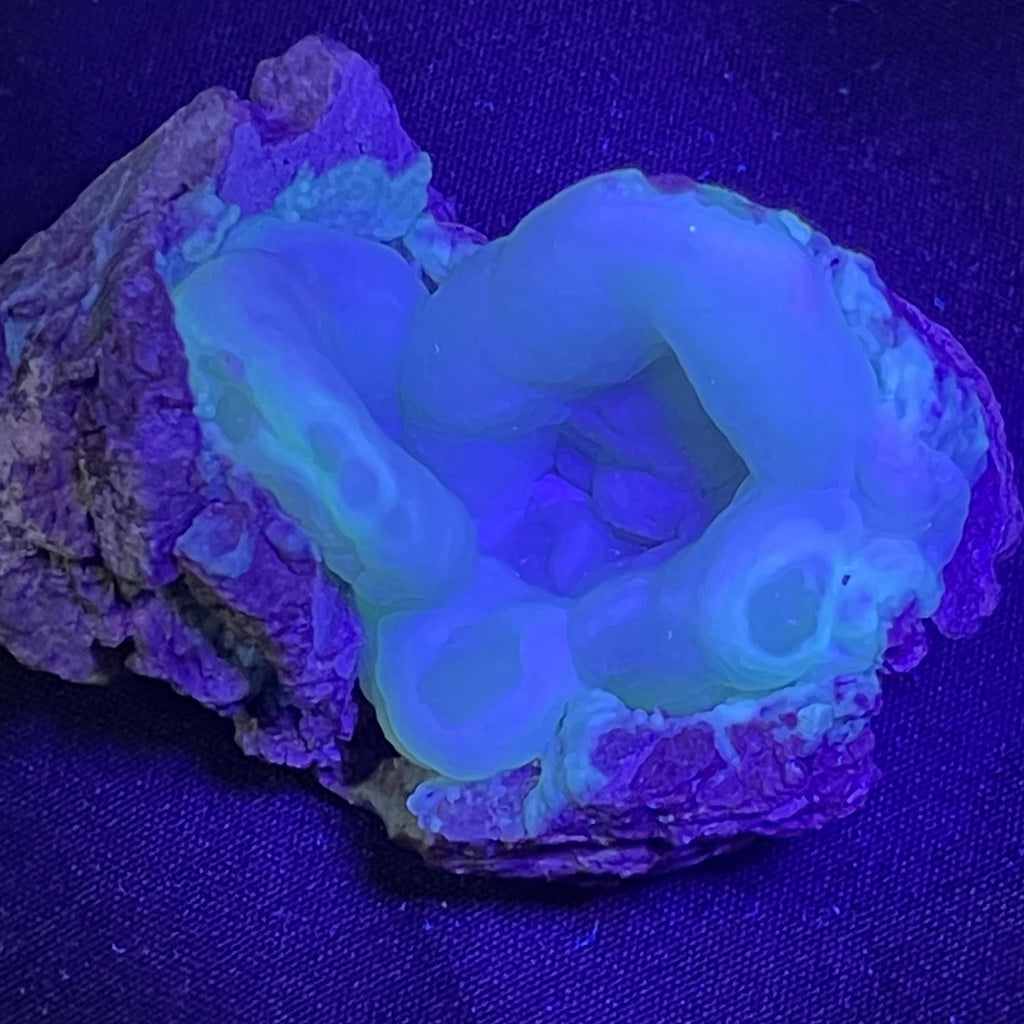UV reactive mineral