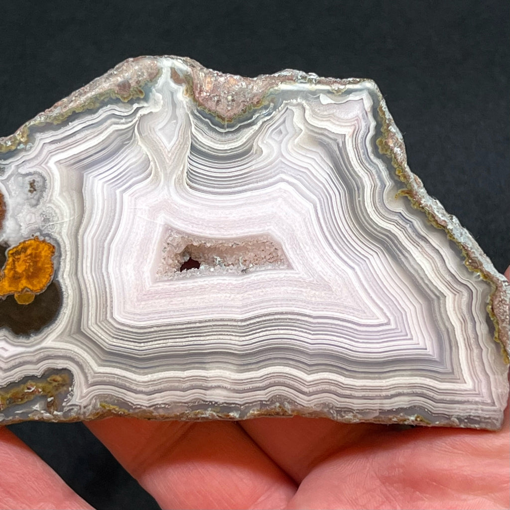 Taking a closer look at the area of this exceptional Laguna Agate slab specimen, the extraordinary, fine banding and fortifications can clearly be seen and appreciated around the quartz crystalline pocket.